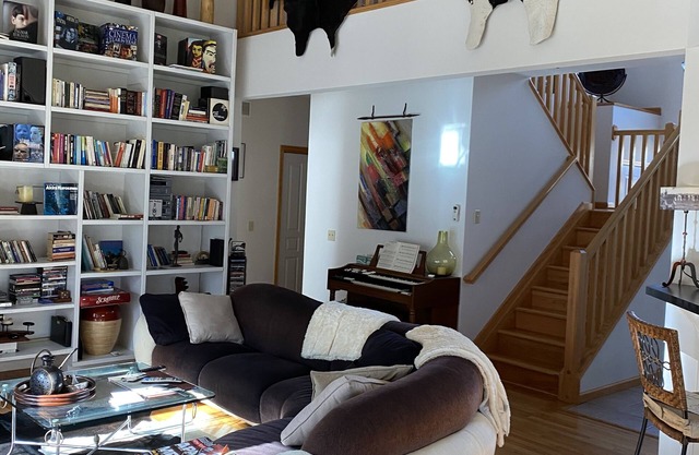 BEAUTIFUL, MODERN, DESIGNER'S HOUSE ON LARGE PROPERTY IN WOODY GATED COMMUNITY