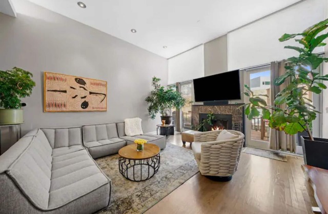 Beautiful Modern Designer Home ~ Downtown - 4-Bed/4-Bath