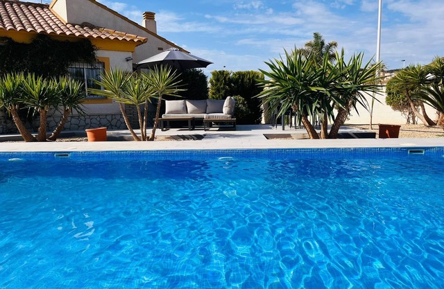 Beautiful Modern Villa, ESP & UK TV, WIFI, Aircon, Private Designer Pool & Golf