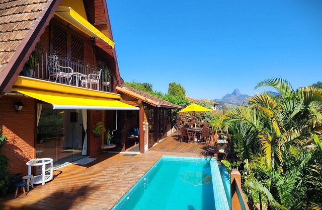 Beautiful mountain house with 4 bedrooms, a/c, heated pool in Itaipava, Petrópolis