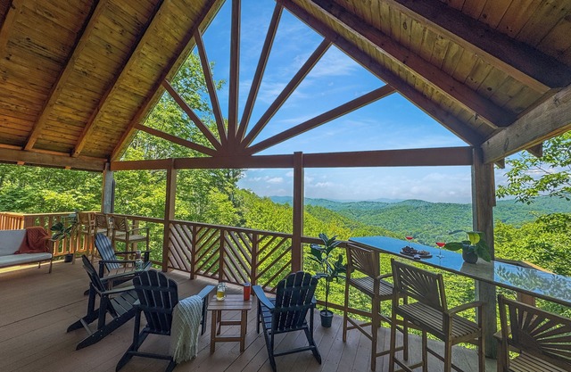 Beautiful Mountain Home: 6BR/4BA Hot Tub+Game Room+Golf+Views