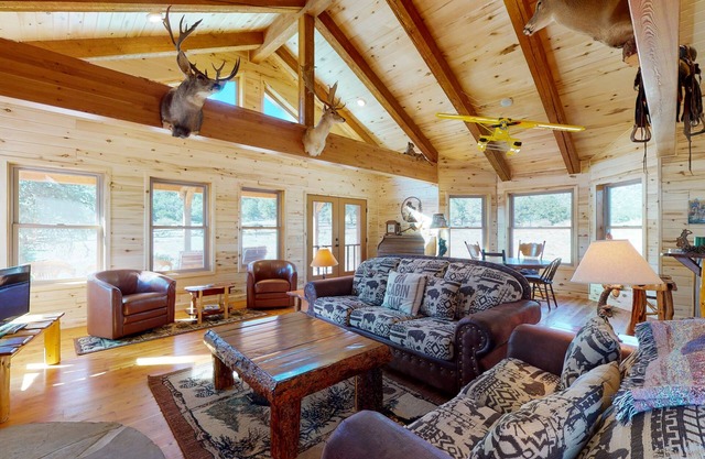 Beautiful mountainside home & bunkhouse w/barn, two full kitchens, & free WiFi