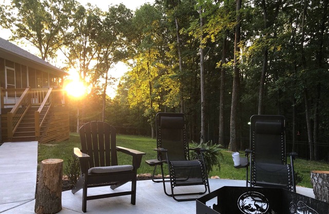 Beautiful new home at Kentucky Lake with community pool! Close to Murray State!