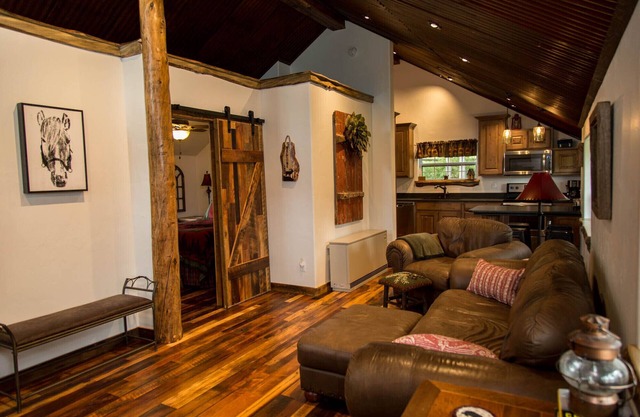 Beautiful Newly Remodeled Log Cabin at Tiny Timbers Resort!