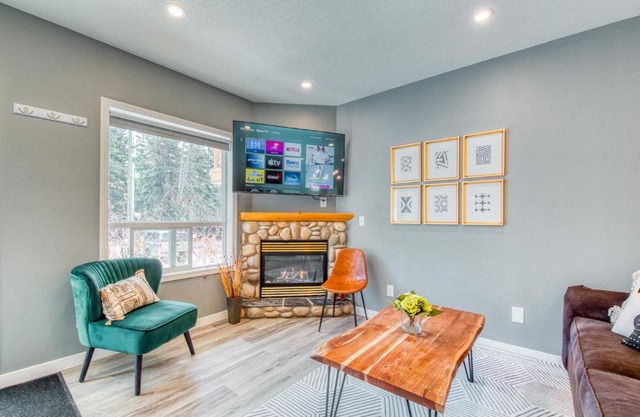 Beautiful Newly Reno 2BDM 2 Bth Sleep up to 6 Adults & Kids Mountain View Townhouse Suite