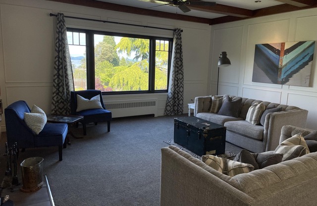 Beautiful Ocean View Suite Near the Airport, Ocean and Wineries!