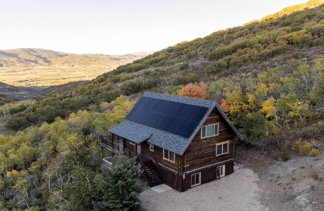 Beautiful Off-Grid Cabin 13 miles from Park City! Sleeps 14!