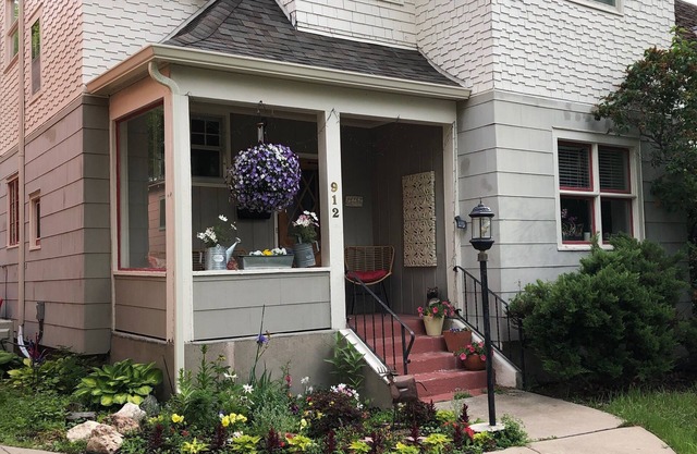 Beautiful Original Artwork Throughout A Quaint Centrally Located Helena Home