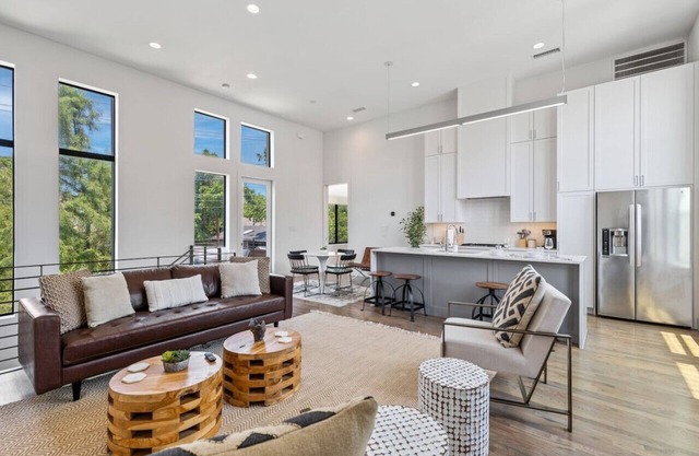 Beautiful Perfectly Located Deluxe 2 Bed Townhome