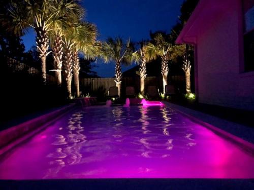 Beautiful Pet Friendly Home! Tropical Pool, Optional Golf Cart & Pool Heat, Minutes to Beach