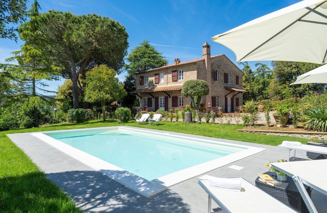 Beautiful private villa with private pool, WIFI, A/C, TV and panoramic view, close to San Gimign.