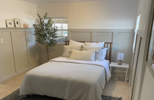 Beautiful Private Costal Cottage -10 minutes from prestigious beaches & downtown