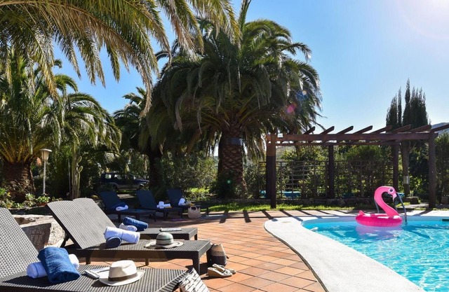 Beautiful private villa for 14 guests with WIFI, pool, TV, patio, pets allowed and parking