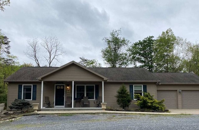 Beautiful Private Home in the Country-Pets welcome-Fenced in Yard w/Doggy Door