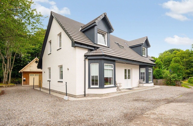 Beautiful private villa for 8 guests with WIFI, TV, patio, pets allowed and parking
