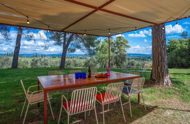 Beautiful private villa for 11 people with WIFI, A/C, TV and patio