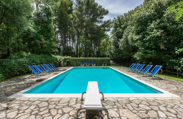 Beautiful private villa for 8 guests with WIFI, pool and pets allowed