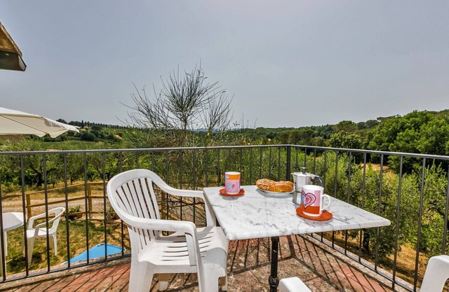 Beautiful private villa for 4 guests with WIFI, TV, patio, pets allowed and panoramic view