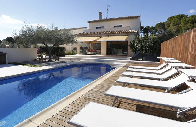 Beautiful private villa for 8 people with WIFI, private pool, TV, patio, pets allowed and parking