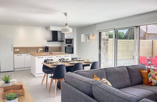 Beautiful private villa for 6 guests with WIFI, TV and patio