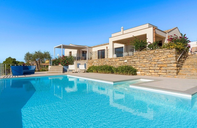 Beautiful private villa for 8 people with A/C, WIFI, private pool, TV, terrace and panoramic view