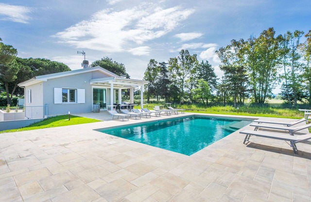 Beautiful private villa for 8 people with A/C, private pool, WIFI, TV, terrace and pets allowed