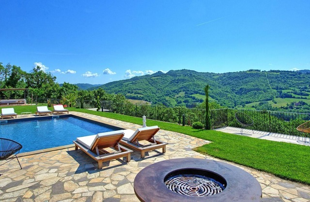 Beautiful private villa with WIFI, private pool, A/C, TV, patio, panoramic view and parking