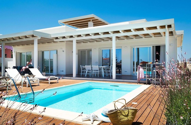 Beautiful private villa with hot tub, A/C, WIFI, private pool, TV, terrace, panoramic view, parking