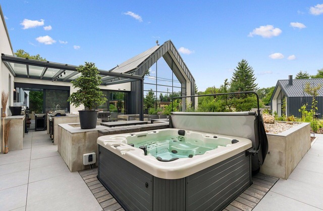 Beautiful private villa for 10 guests with WIFI, hot tub, TV, terrace, pets allowed and parking