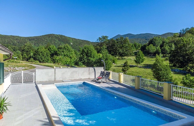 Beautiful private villa for 4 guests with WIFI, private pool, TV, terrace, pets allowed and park.