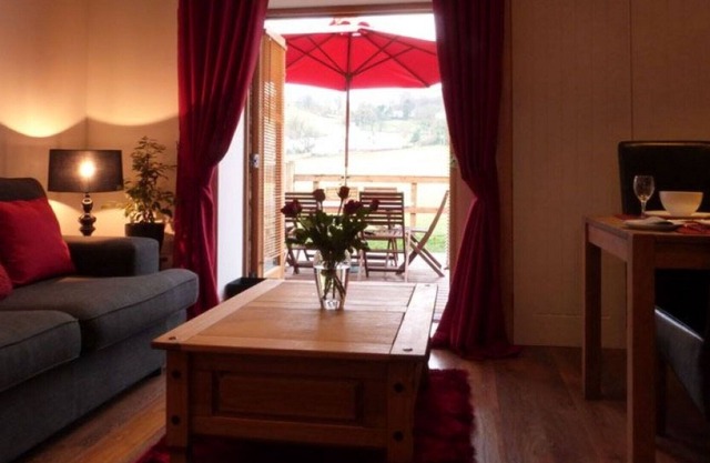 Beautiful private villa for 4 people with hot tub, WIFI, TV, patio and parking