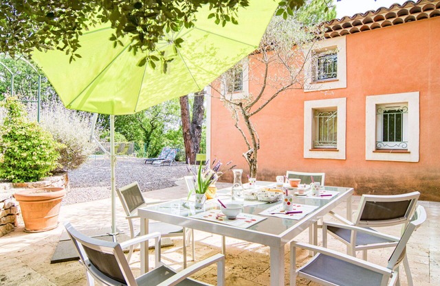 Beautiful private villa for 8 people with private pool, WIFI, TV, patio, pets allowed and parking