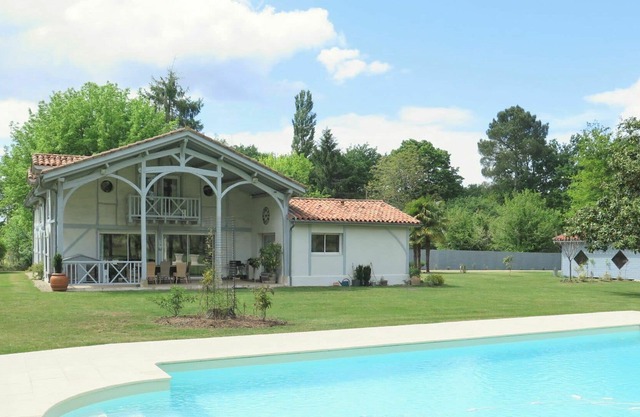 Beautiful private villa for 6 guests with WIFI, A/C, private pool, TV, terrace and parking