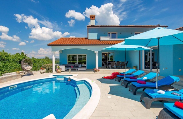 Beautiful private villa for 8 people with private pool, A/C, WIFI, TV and patio