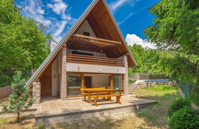 Beautiful private villa for 4 people with A/C, WIFI, hot tub, TV and terrace
