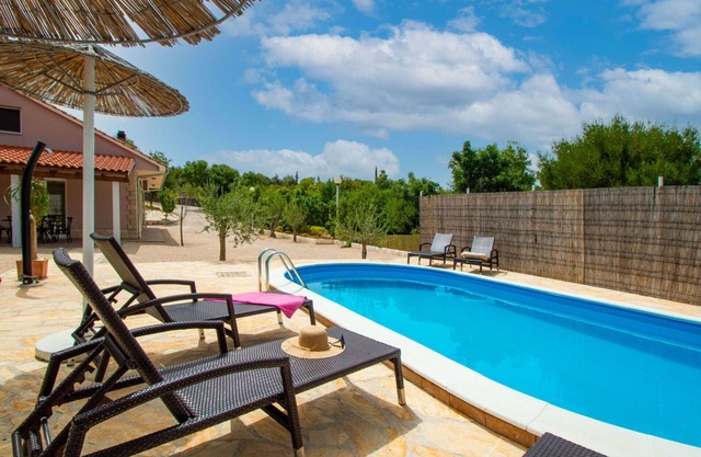 Beautiful private villa for 7 people with A/C, private pool, WIFI, TV and terrace