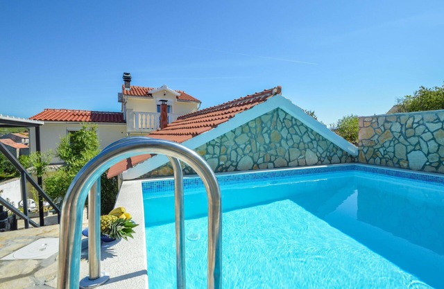 Beautiful private villa for 8 guests with private pool, WIFI, A/C, TV, terrace and parking