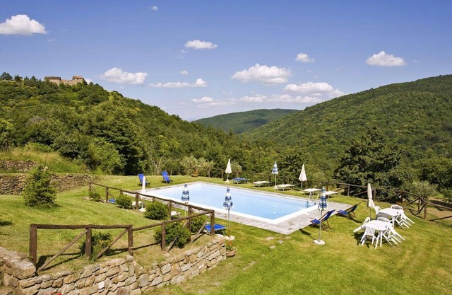 Beautiful private villa for 10 people with private pool, WIFI and TV, close to Cortona