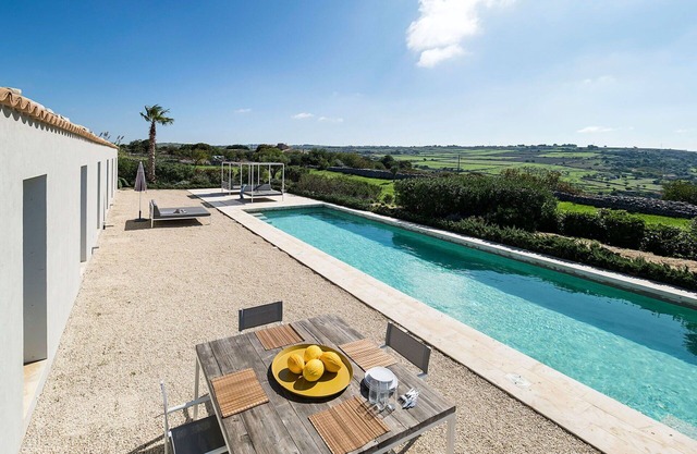 Beautiful private villa for 6 people with A/C, private pool, WIFI, TV, patio and panoramic view