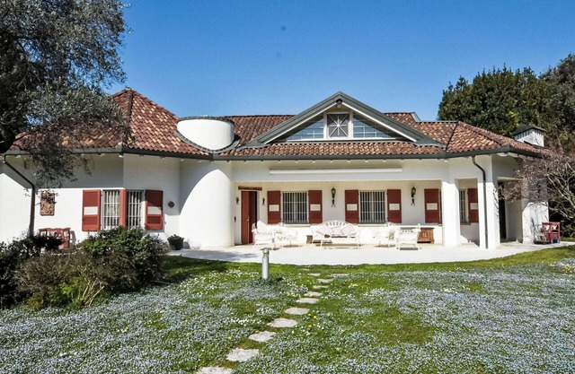 Beautiful private villa with private pool, A/C, WIFI, hot tub, TV, patio, pets allowed and parking