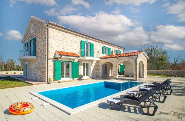 Beautiful private villa with A/C, WIFI, private pool, TV, terrace, pets allowed and panoramic view