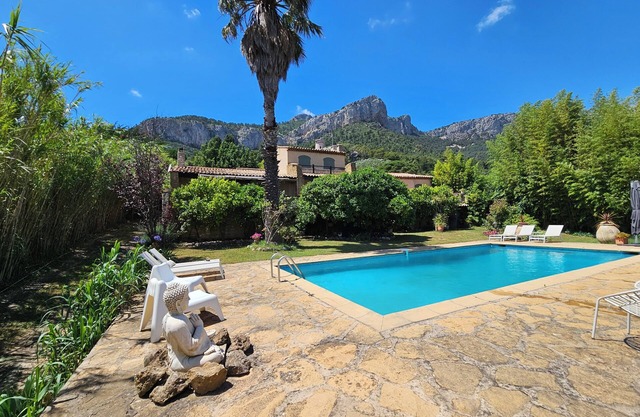 Beautiful Provencal villa with swimming pool close to the sea.