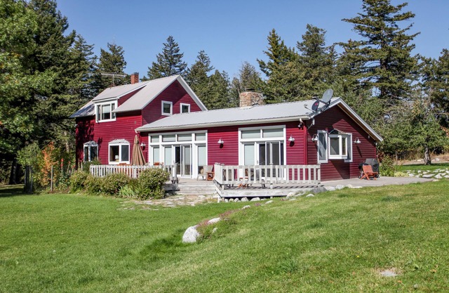 Beautiful property, spectacular view. House + guest house, close to Yellowstone.