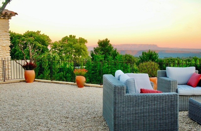 Beautiful Provençal villa with views, pool & air conditioning