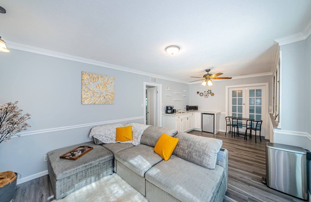 Beautiful, Quaint, and Charming 1 Bedroom Private Suite with Fenced Backyard!