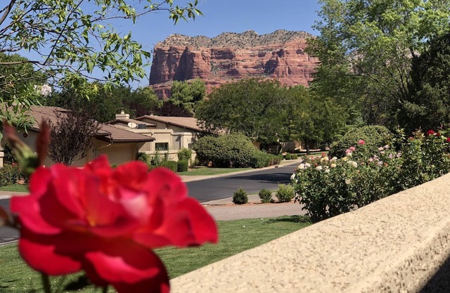 Beautiful Red Rock views in quiet, gated, Canyon Mesa Golf and Country Club.