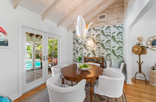 Beautiful Remodeled Cottage w/heated pool and spa, 1 mile from beach!