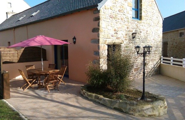 Beautiful renovated longère in the countryside and 10 km from the sea