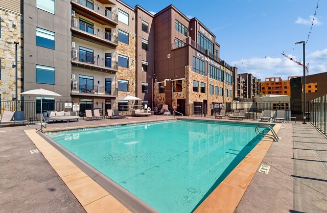 Beautiful resort studio with pool, gym and mountain views