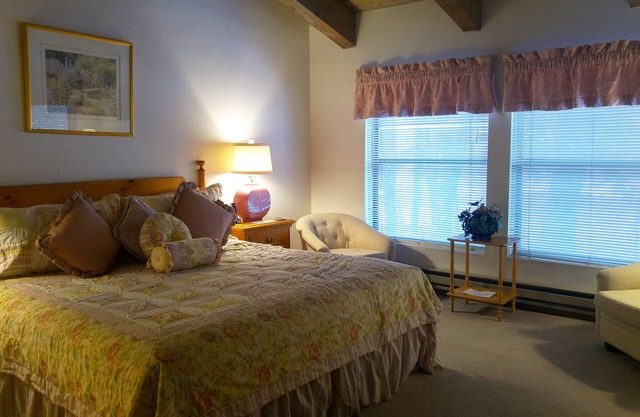 Beautiful Resort Villa Home w Vaulted Ceilings Whirlpool Tub and Ponds/Streams